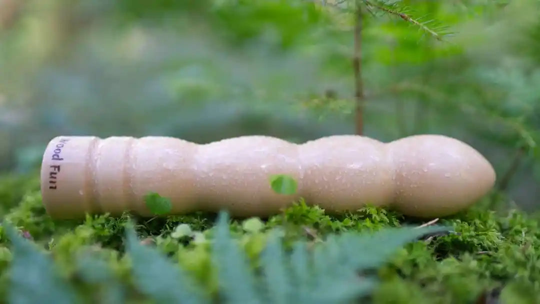 wood fun holzdildo hydra liegend im wald