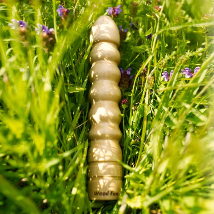 wood fun holzdildo medusa in einer wiese