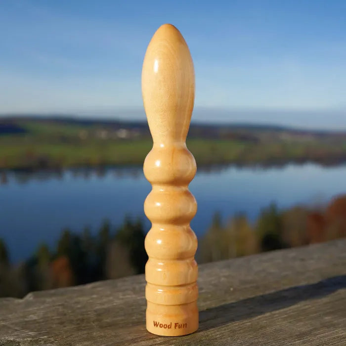wood fun holzdildo action jackson vor einem see