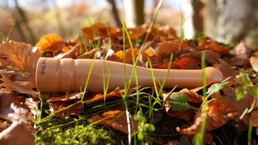 wood fun holzdildo fühler liegend im gras