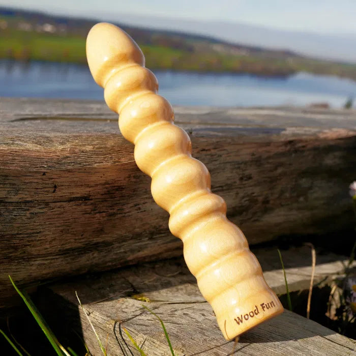 wood fun holzdildo medusa auf einer bank