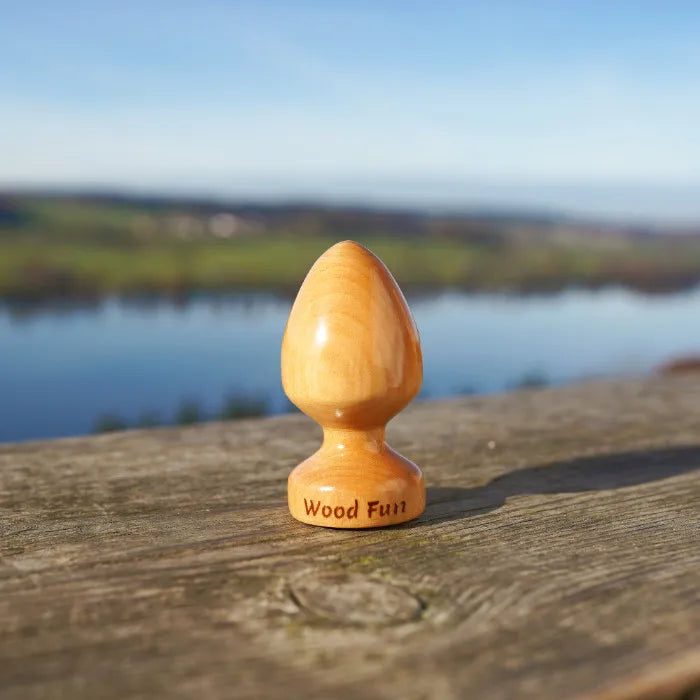 wood fun holzdildo brownie vor einem see