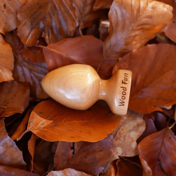 wood fun holzdildo brownie auf blätter