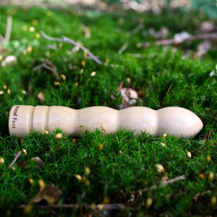 wood fun holzdildo hydra auf moos