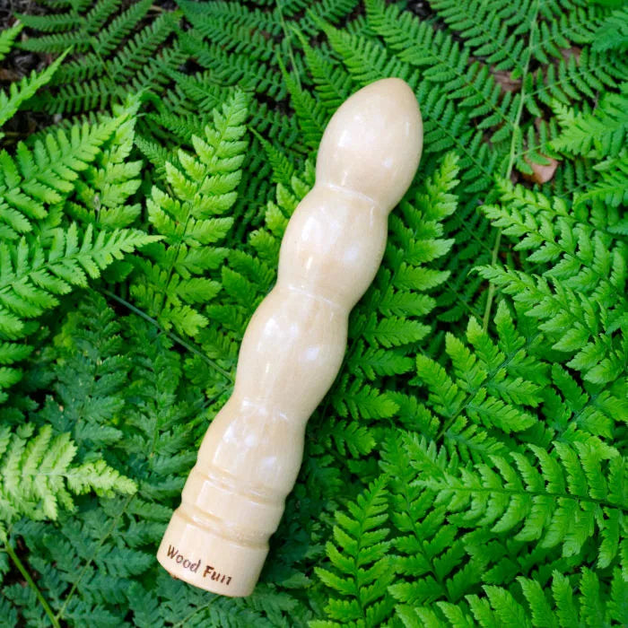 wood fun holzdildo hydra auf farn blatt