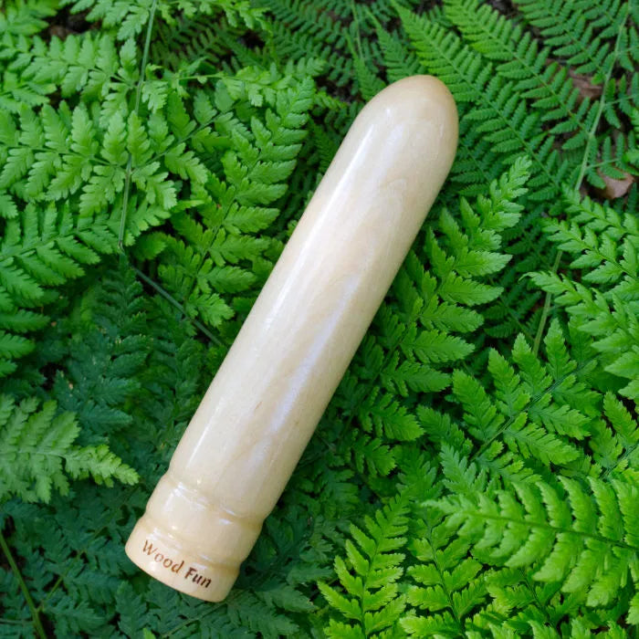 wood fun holzdildo nymphe auf einem blatt