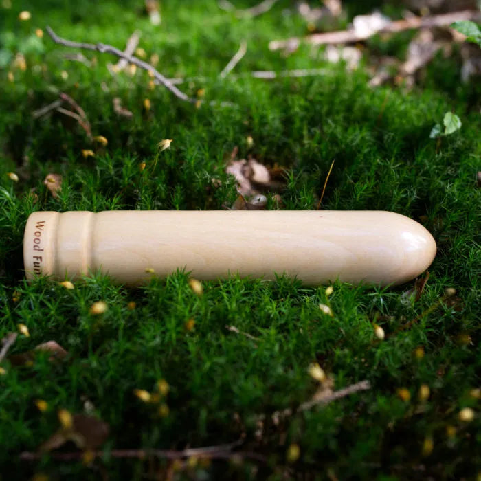 wood fun holzdildo nymphe liegend im moos