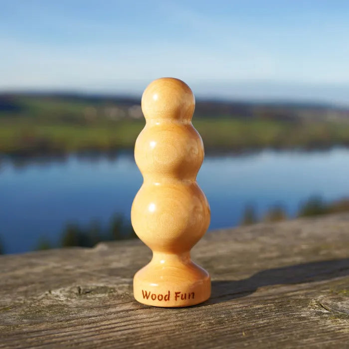 wood fun holzdildo schneemann vor einem see