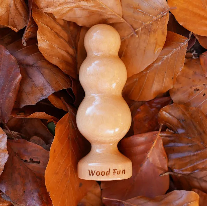 wood fun holzdildo schneemann auf blätter