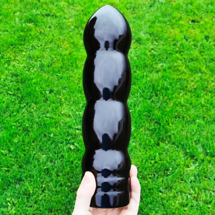 wood fun hergestellte holzdildo sonderanfertigung aus dem designer in der hand in der natur im gras