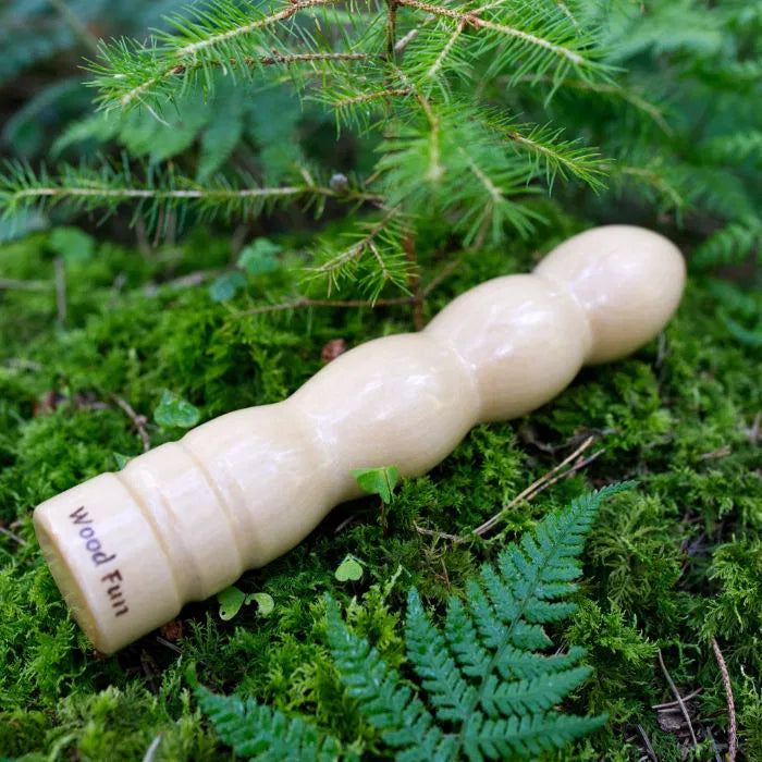wood fun holzdildo hydra neben einem baum