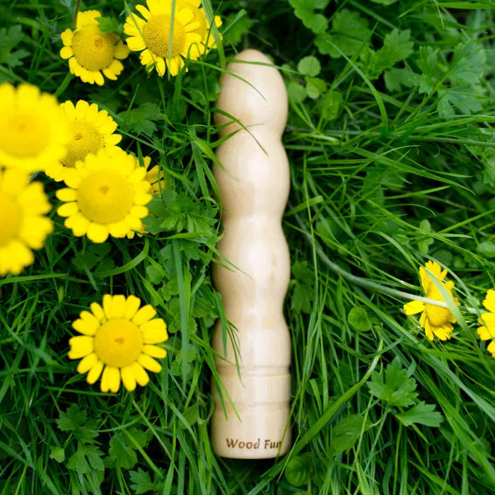 wood fun holzdildo hydra in der wiese neben blumen